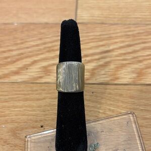 Elegant Gold Textured Ring